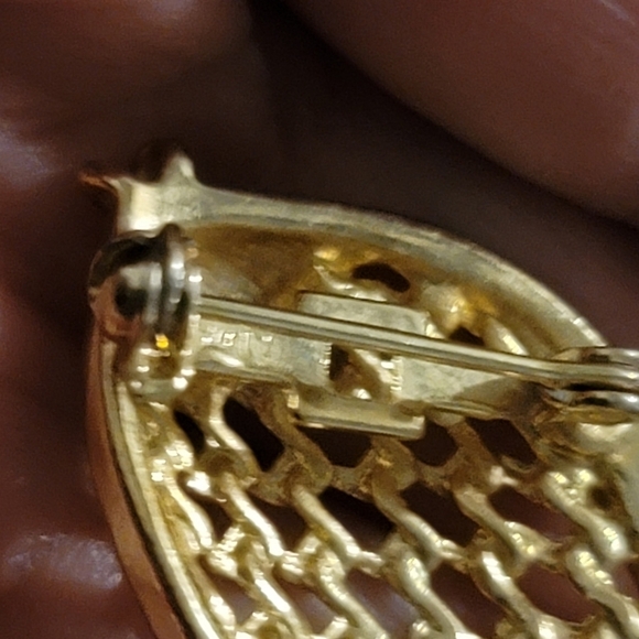 VINTAGE Gold Tone Lacy Gold Fish Brooch Taiwan - Picture 5 of 5